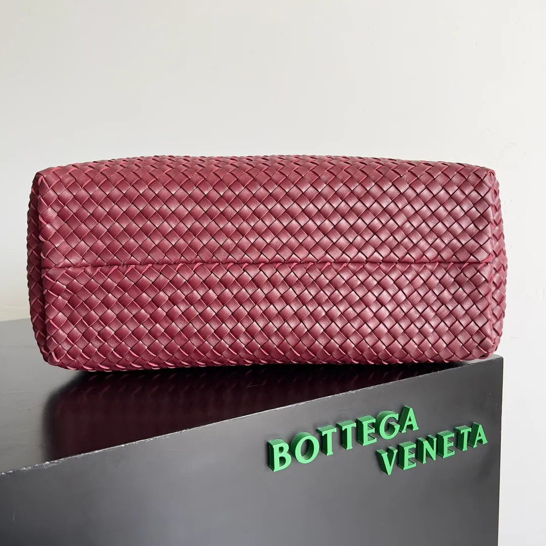 Batch 2860 Classic returns... (large size 51cm) • Cabat, born in 2001, is one of the most iconic styles of the Bottega Veneta workshop. The whole bag is made of top-grade imported lambskin. There is no exposed logo on the whole bag, but with the classic wide woven elements, you can tell who it belongs to at a glance! Can be carried on one shoulder, very practical! Style number: 608811 Size: 51*18*28